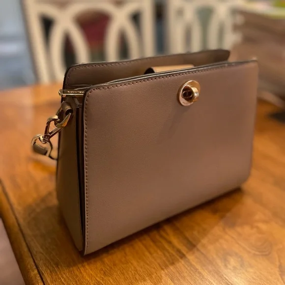 Michael Kors Rivington Messenger - Picture 1 of 7